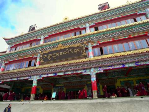 色达五明佛学院于1980年由晋美彭措法王创办。