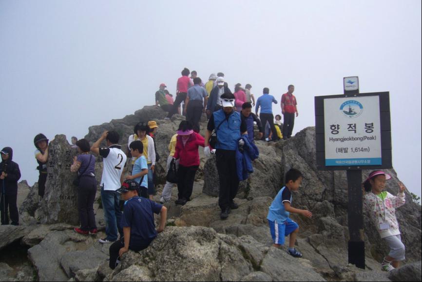 虽然不太爱登山，但在韩国也会经常去登山，因为可以看景色。