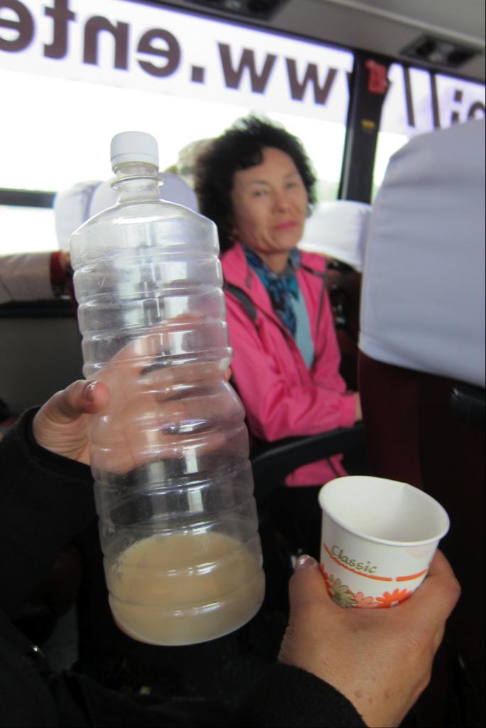 当地旅行团中，也曾经有一班婶婶与我们分享她们自制的米酒！^^