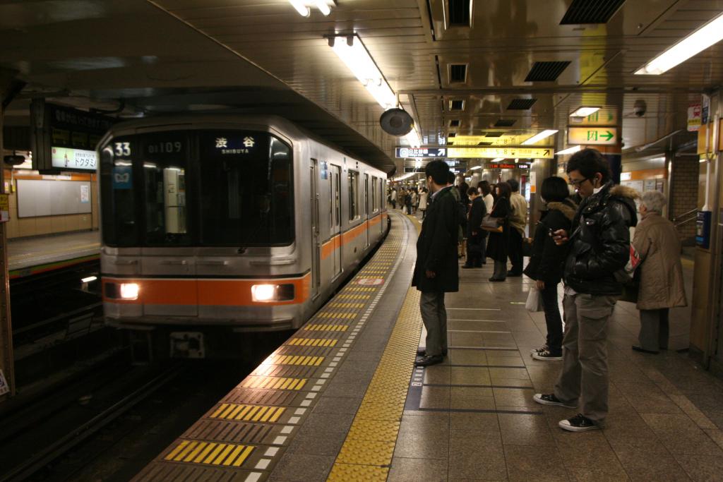日本人乘搭鐵路如JR或地鐵時，都會站在指定的車門開啟位置前候車，而當車門打開時，候車客會自動移到車門兩側，並讓車內乘客下車後才會步進車廂。