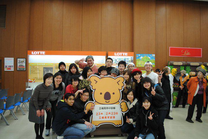跟同學一起參觀樂天製菓工場
