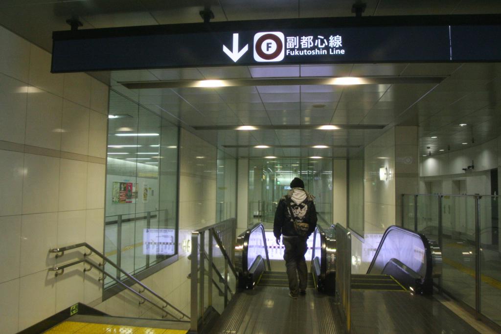 日本地鐵並非每個出入口都設有升降機或扶手電梯，攜重型行李者宜多加留意。