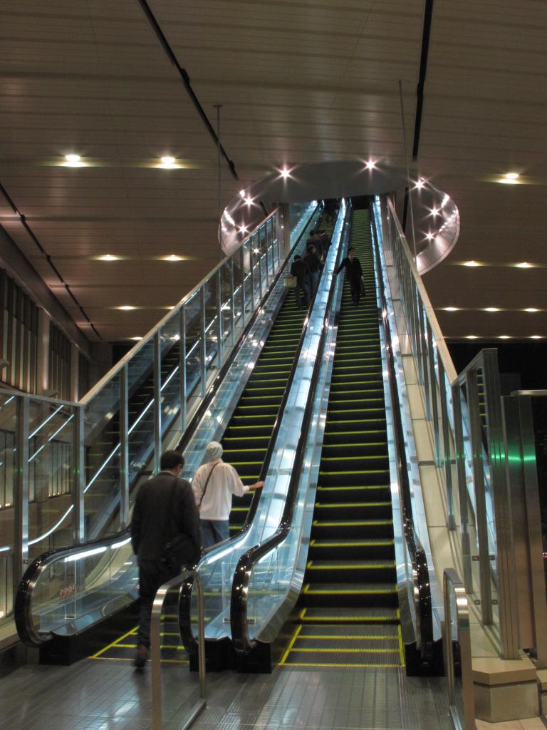來到大阪，乘扶手電梯的習慣又變成左行右企。