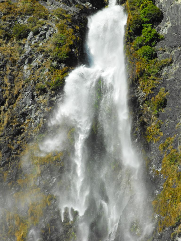 花不少时间去试着雾化Arthur's pass的Devil's Punchbowl Waterfall 