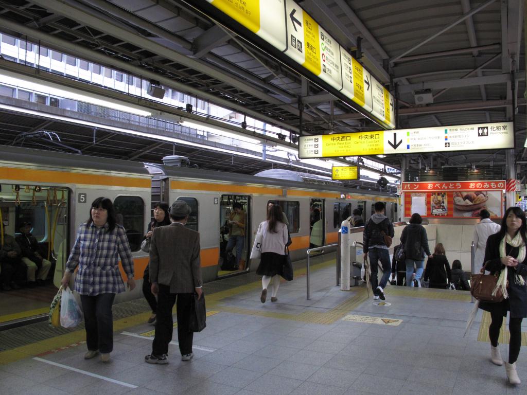 日本的鐵道列車十分準時，乘客務請提早守候，也別在關車門時強行登車。