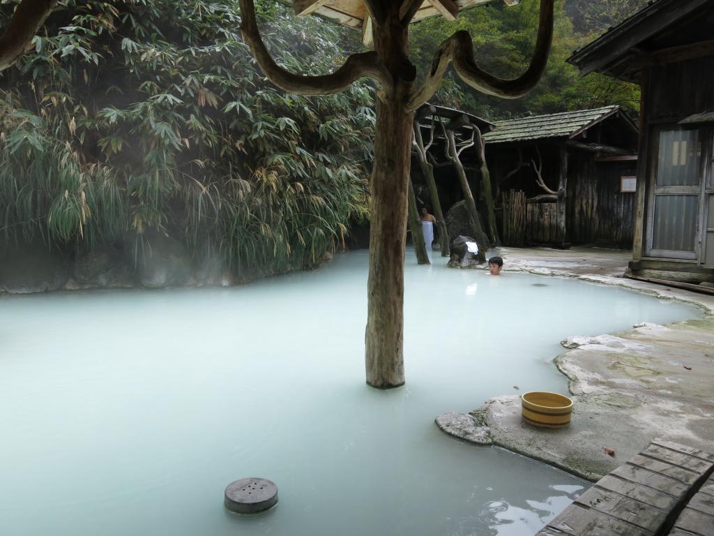 日本仍有少數男女混浴溫泉，泉水為乳白色的秋田乳頭溫泉便是箇中名湯。