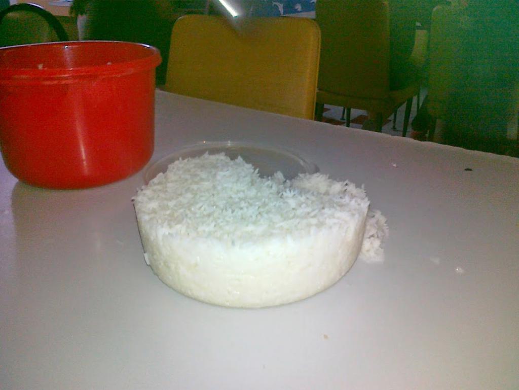 my dinner steam rice drop on table, who did it?