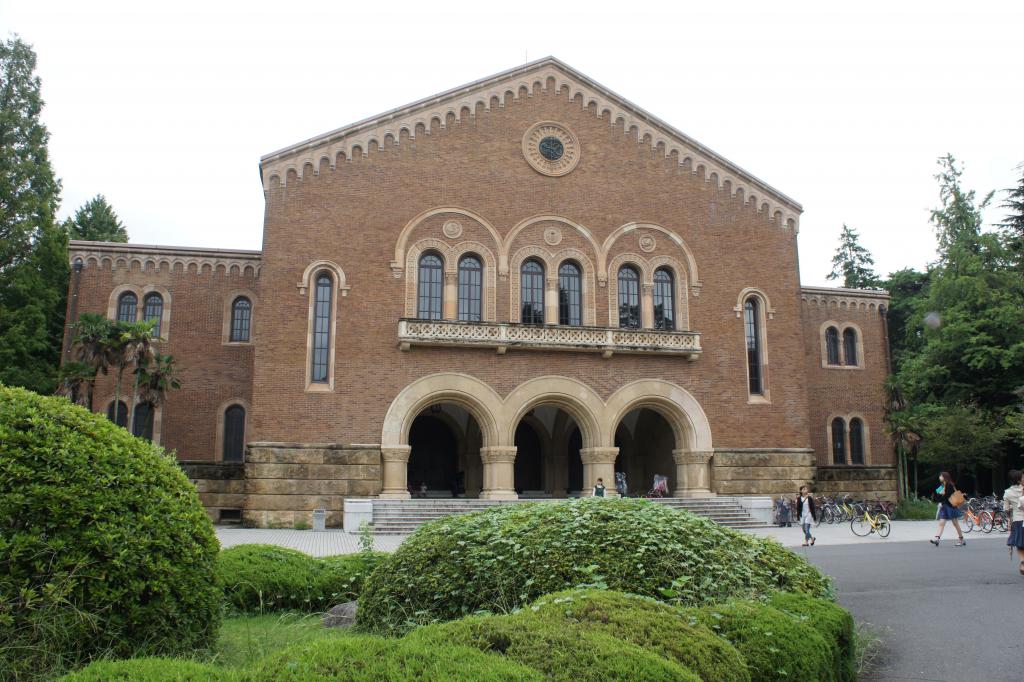 一橋大學作為電視劇《神探伽利略》和《Lair Game》的拍攝場地，是一所環境十分優美的大學。圖為大學內的兼松講堂。