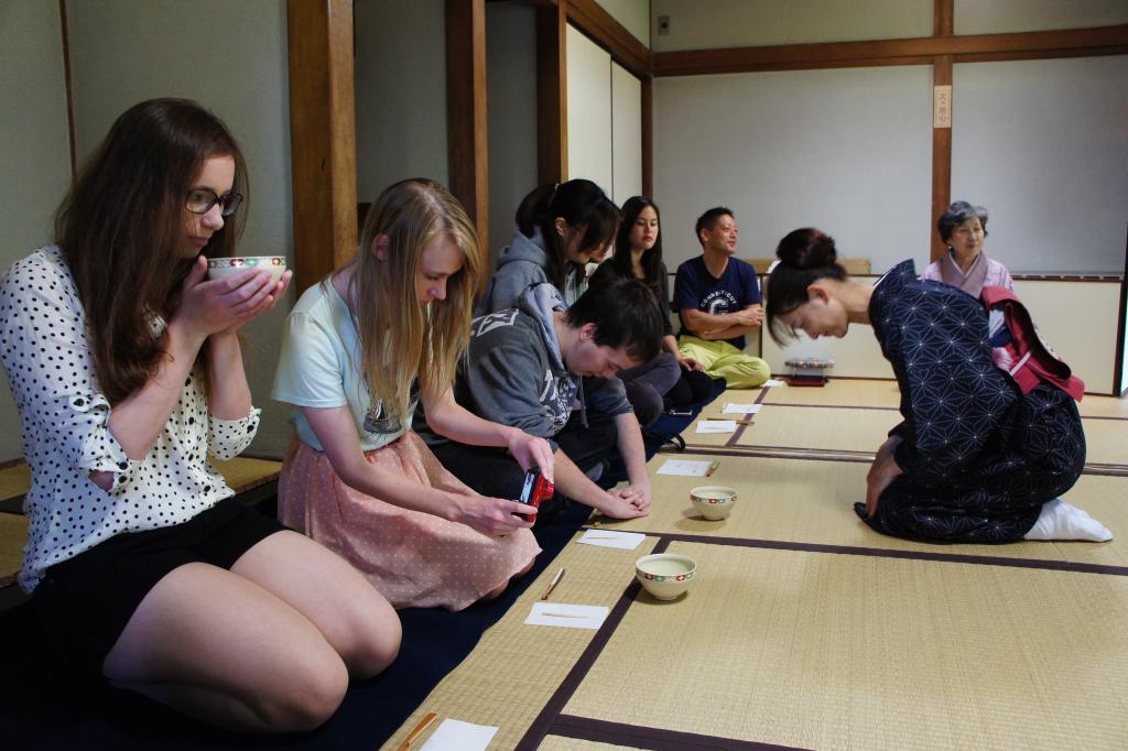 有趣的体验课－Explore Japan Seminar，每周体验不同的日本文化，这课是茶道体验。