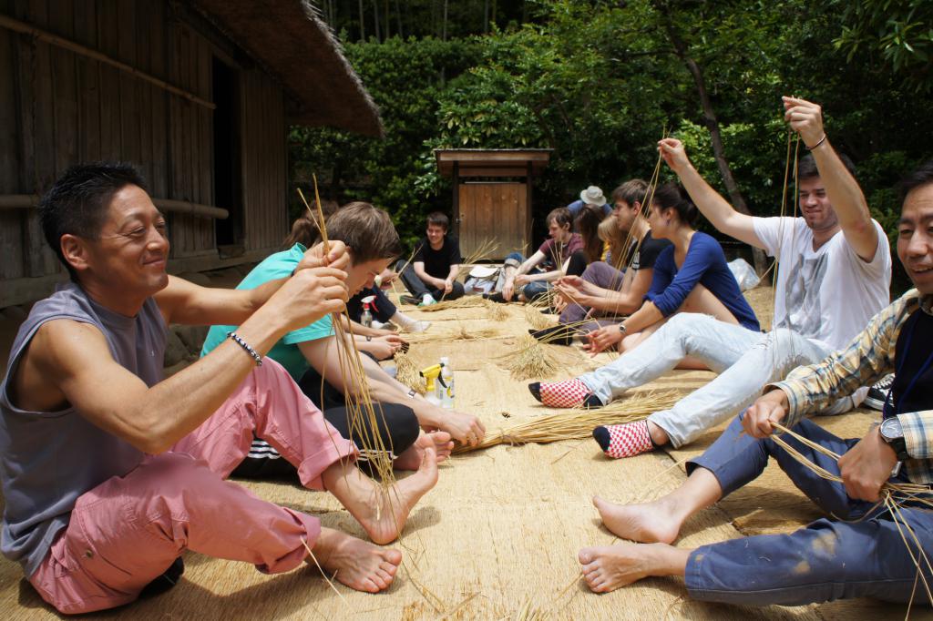 這一課在日本民家村，參觀日本傳統民家建築和手藝，大家都在學習製作草繩。（最左邊是這個課程的老師！很有活力啊！）