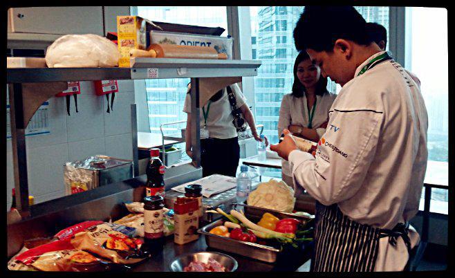 受香港某酒店邀請，總公司請來了我們公司的韓藉廚師來港示範地道韓食