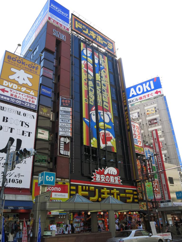 不少香港人喚作「激安之殿堂」的Don Quijote（簡稱Donki），是家不少分店都作二十四小時營業的平民式平價百貨店。