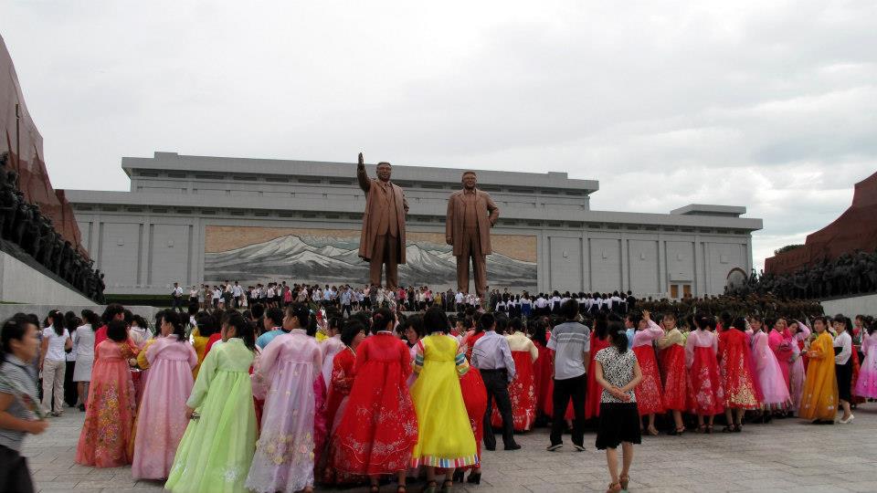 北韓人民每天都要去金日成金正日銅像前致敬
