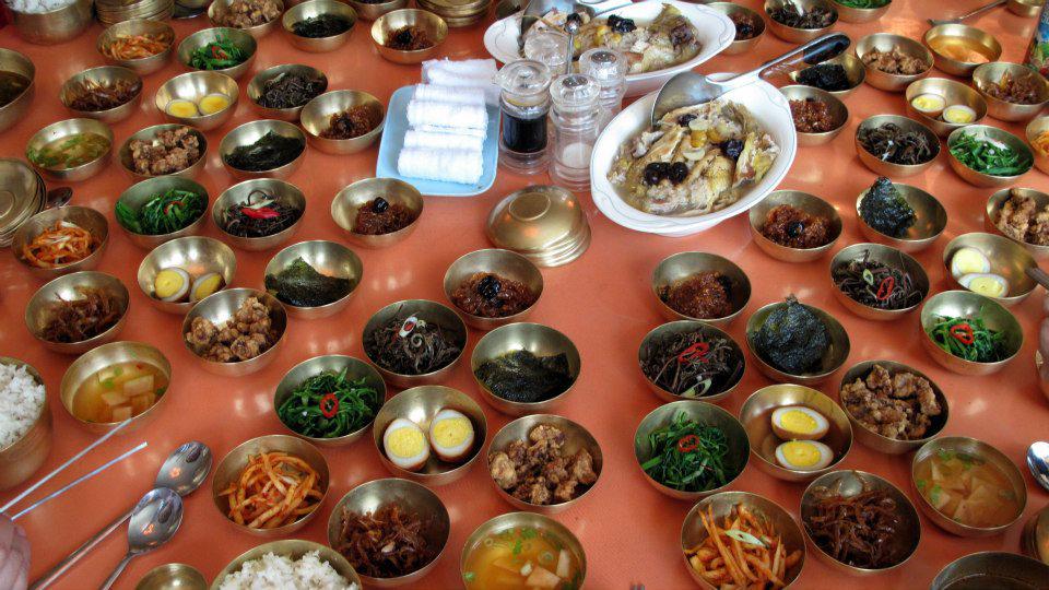 在北韓每一餐飯都有非常多的食物~ 根本吃不完