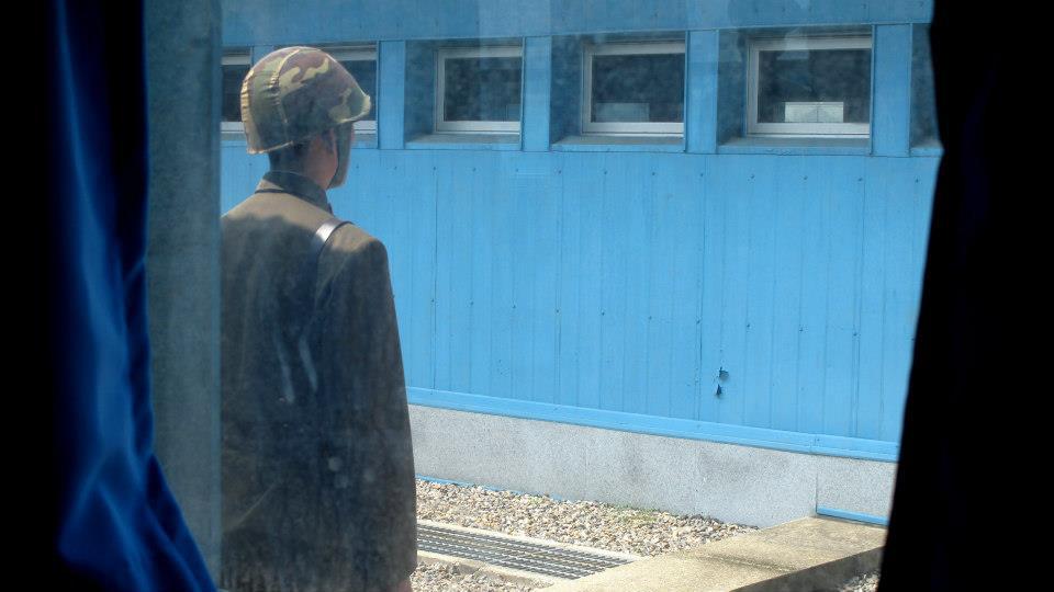北韓的三八線 , 在房間裡可以踏足