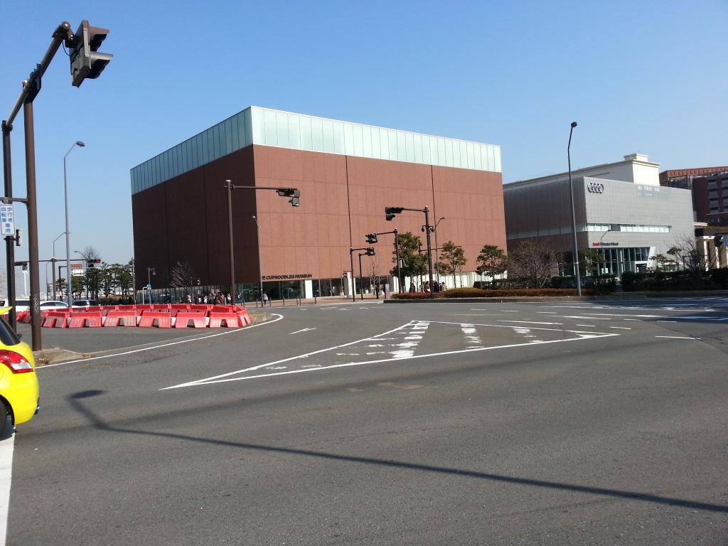 橫濱拉麵博物館靠近海傍，外形走簡約路線。
