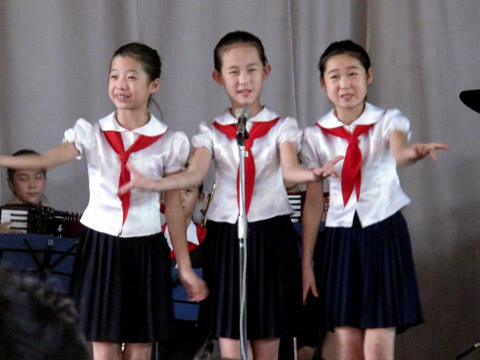 參觀北韓小學時, 學生們的表演 (出發前當地導遊提及團友們可於出發前先準備一些文具和糖果送給這些小朋友 , 但是團友們不可以直接交到他們手中，只可以放到學校指定的