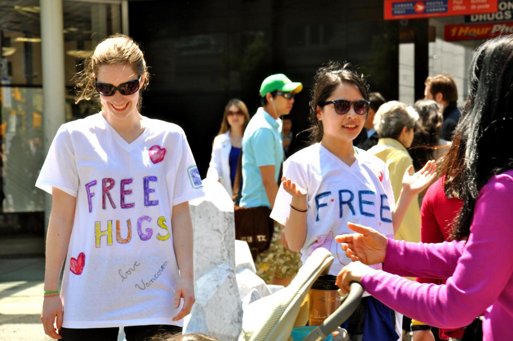 為鼓勵失望的市民，有兩名女生於市中心為市民送上free hug