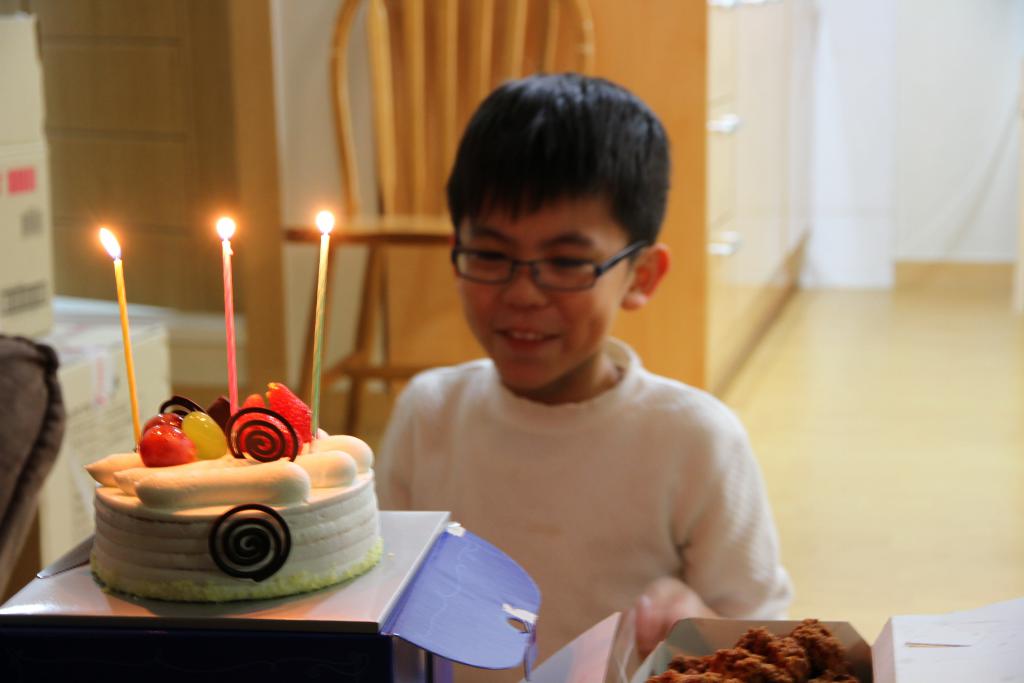 团友在游韩国期间生日, 生日蛋糕怎可能缺少, 炸鸡也是...