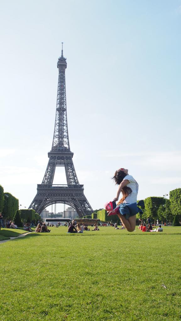 去到巴黎必去景點，鐵塔跳起yeah是常識吧