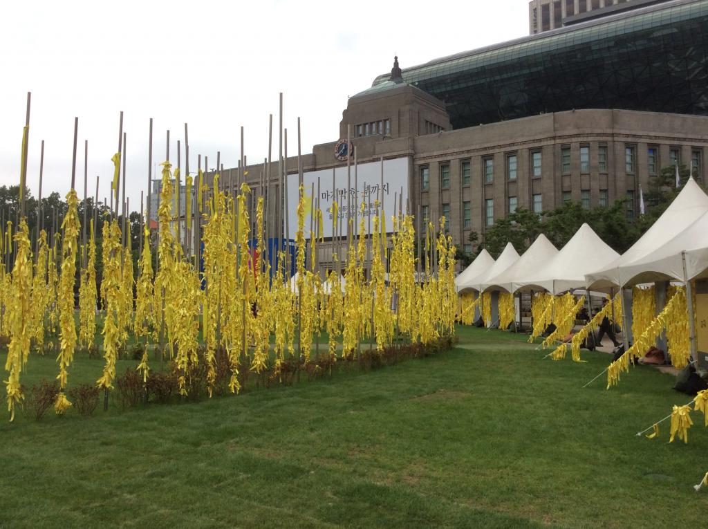 首尔广场满是黄丝带，蛓满了祝福