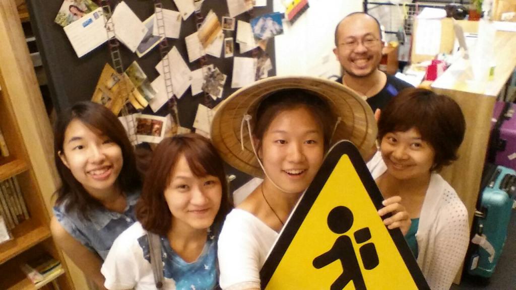 梁馨允到台灣遊學，被友誼之手包圍。(相片由被訪者提供)