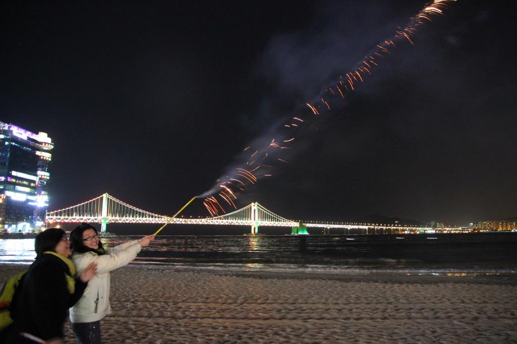 跟好友小百科在釜山廣安大橋,放煙花, 而且夜景一絕