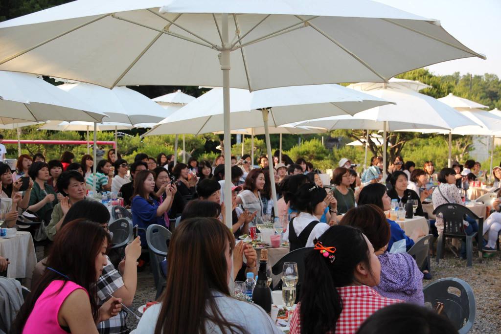 韓國的聚會更加安排到郊區（南陽洲），當天更有專車接送 , 費用全免
