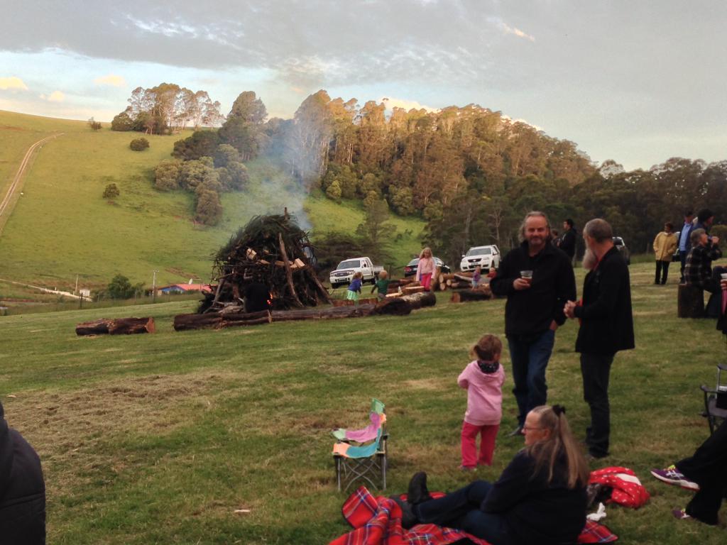 在塔斯第一天的晚上，有幸出席農主妹妹的50大壽Party，場地是農場附近的一塊大草園，場中正準備著bonfire，比campfire要大。