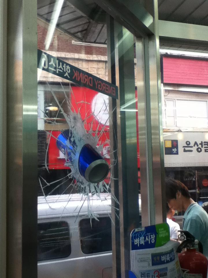 韓國某間便利店的立體飲品廣告