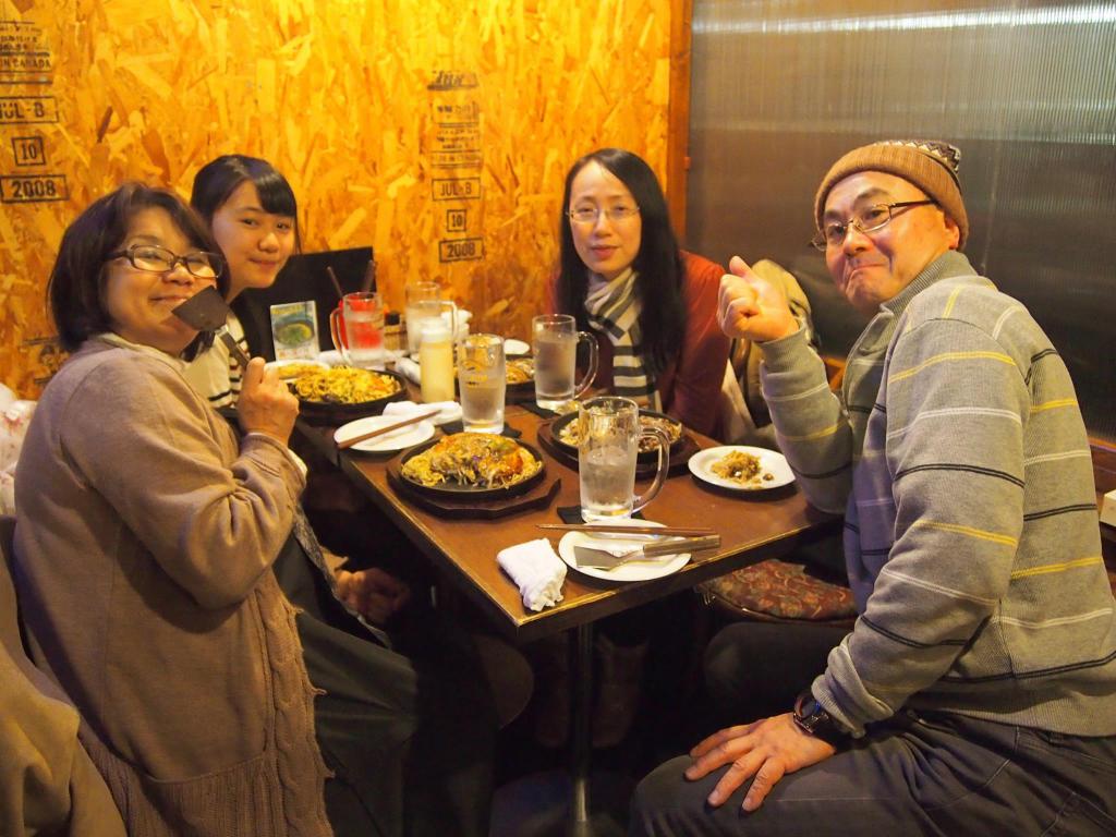 我家人和日本朋友夫妇吃地道广岛烧
