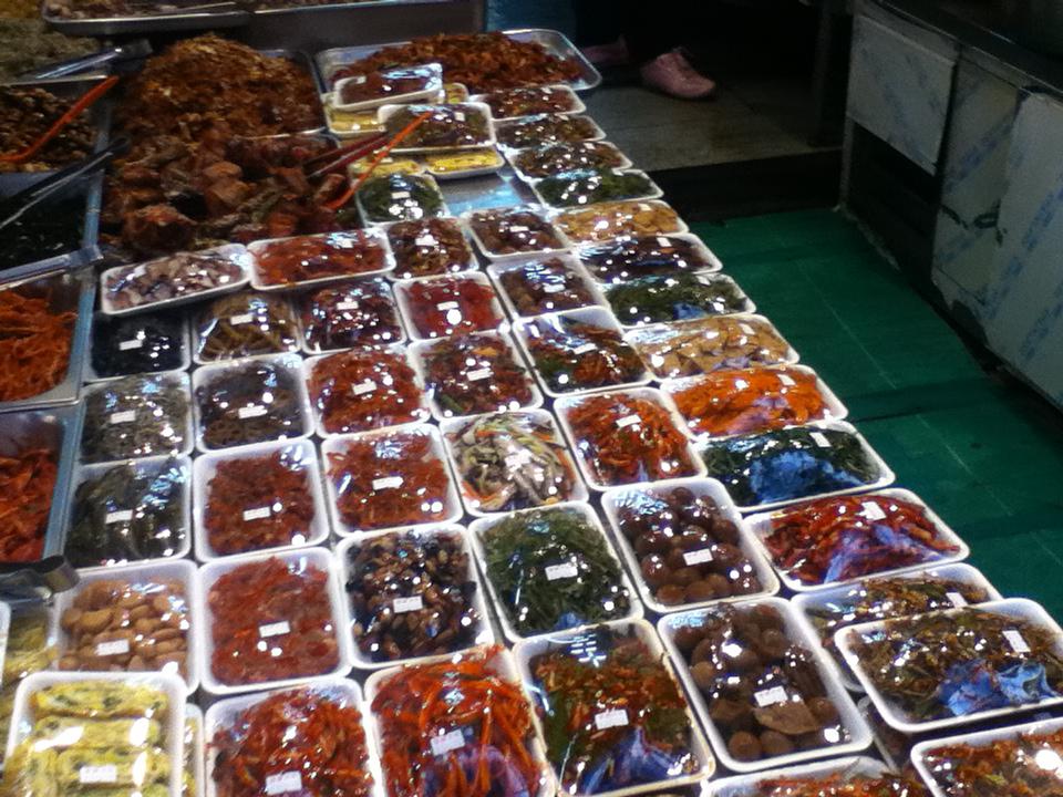 望遠洞市場裡各款包裝好的伴菜，韓國真的有好多不同種類！ 