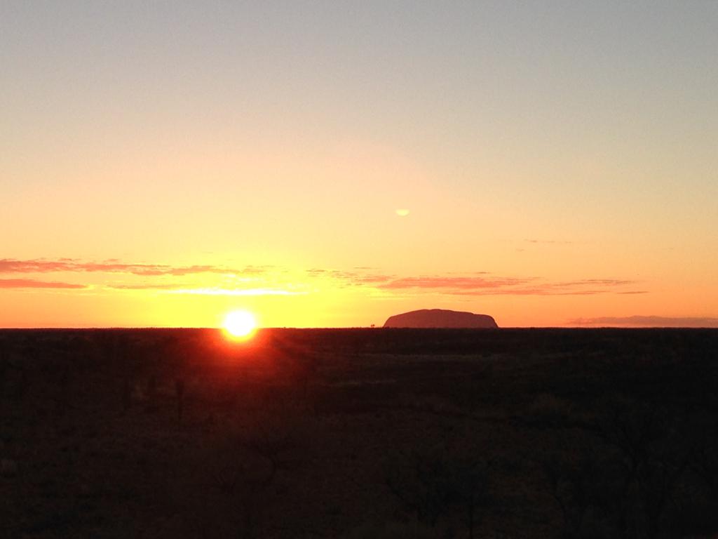 依依不捨告別搭斯後到了世界中心的Uluru大石看日出，驚嘆大自然的鬼斧！難忘的Magic Moment！