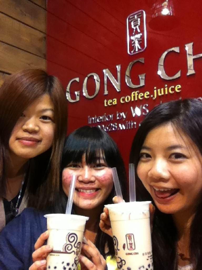  台灣室友在弘大喝到第一口珍珠奶茶，我吃到第一條油菜，大家都眼泛淚光。 