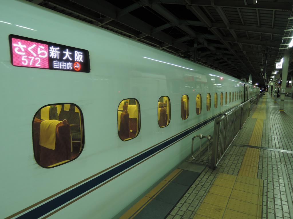 日本的新幹線列車及特急列車，都會在車旁清楚標示出列車班次編號、目的地、車廂編號及類別。