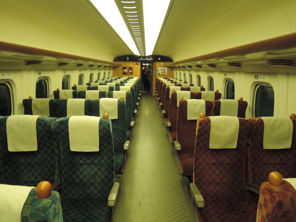部分新幹線列車上會設有電源插座，但一般只限於每節車廂車頭、車尾及靠窗座席附近。
