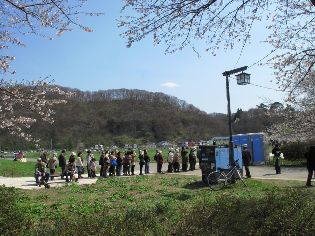日本人習慣守秩序，排長龍去廁所的情況司空見慣。