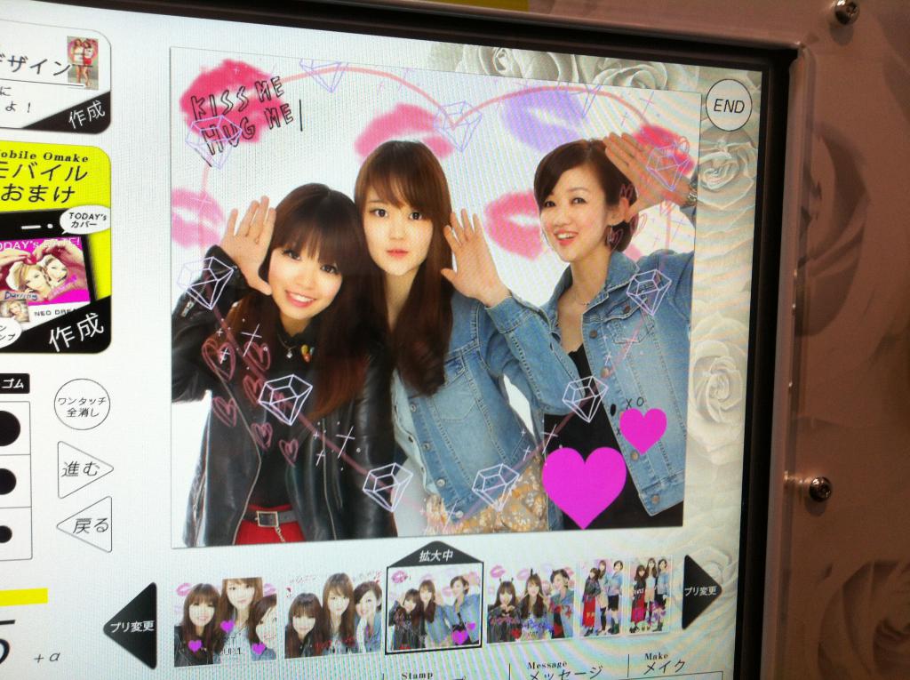 日本女生最愛影貼紙相，這是和同事們的合照