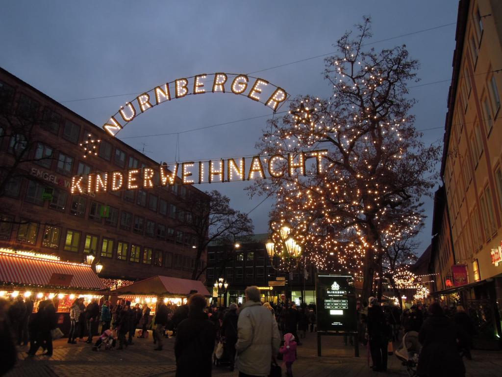 ➢	德国纽伦堡的圣诞市集(Weihnachtsmarkt)闻名于世，当时Penny、Yonnie以及其他Roomate，也有一同「朝圣」，感受当地的节日传统气氛。
