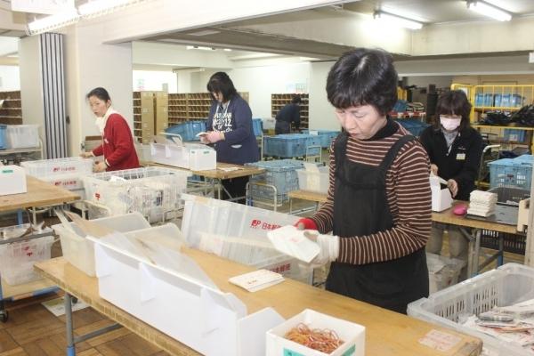 日本在郵局內進行年賀狀分類工作的part-time員工