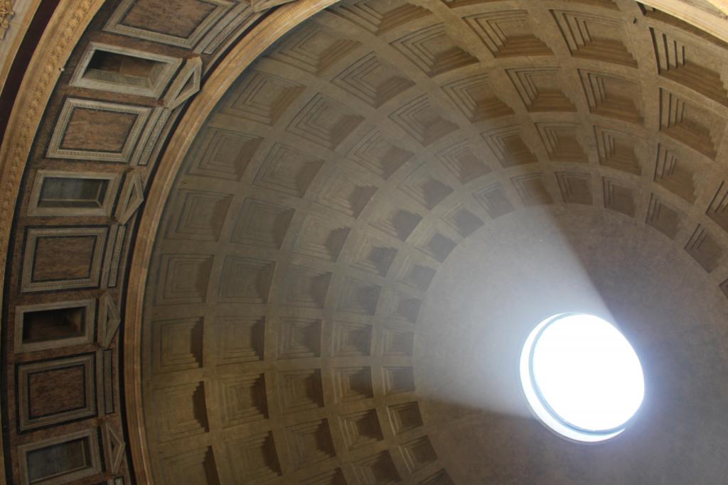 Pantheon是於古羅馬時期興建的一個神殿，其圓拱型設計及拱頂的天窗(Oculus)，成為往後不少建築師學習的對象。