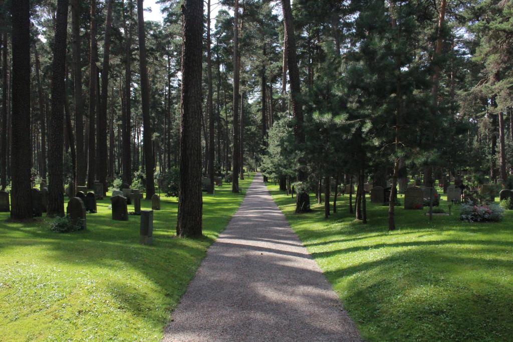 The Woodland Cemetery是瑞典建筑师Gunnar Asplund设计的一个公墓。建筑师利用了原始的自然风光，创造出一个宁静美丽的环境。