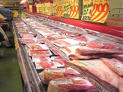 业务超市内的冻肉区, 有非常多的种类。