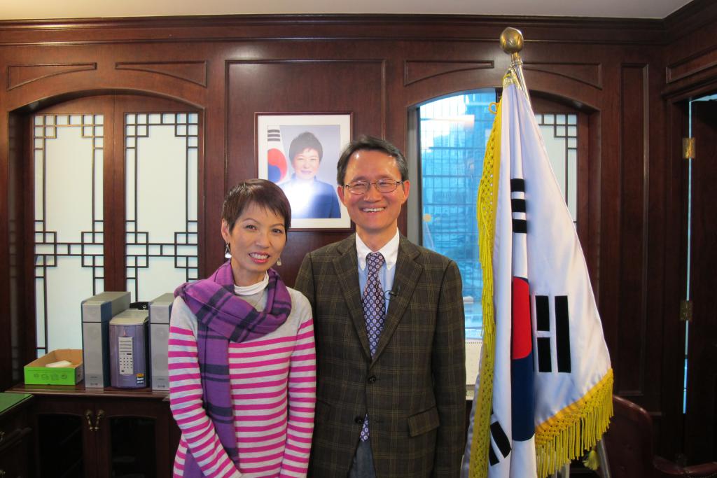 前韓國駐港總領事Mr. Cho Yong-chun接受主持夏妙然訪問