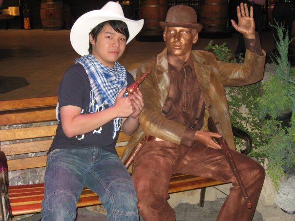 2009年牛仔節與銅像人合照