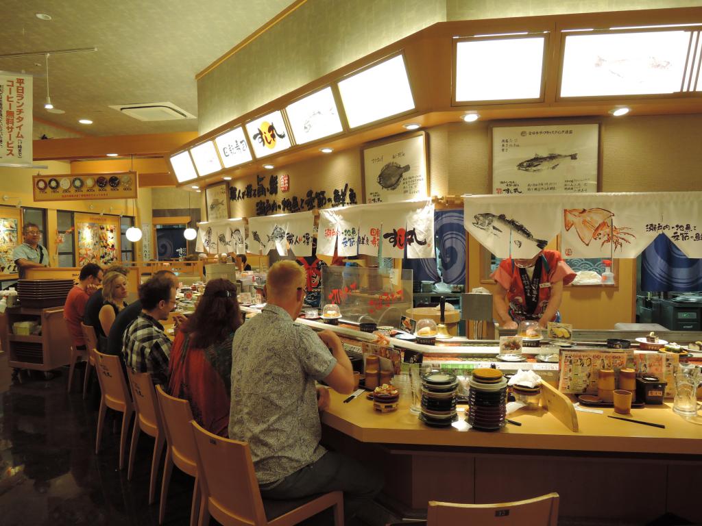 回转寿司店是日本人的速食选择之一，用膳时切记吃饱便离开，可别占用座位太久。