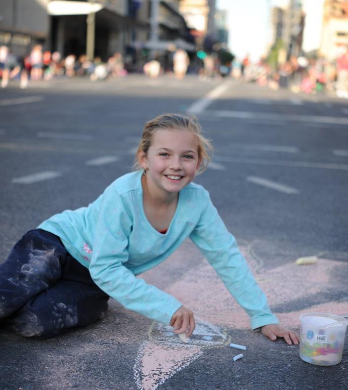 在節日當中，小朋友都喜歡拿著粉筆在地上畫畫。