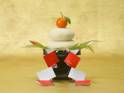 这种日本传统过年食物叫镜饼，把桔放在上面寓意代代相传。