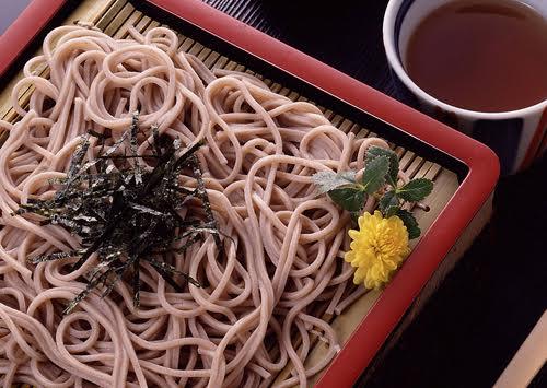 日本人之所以在過年時吃蒿麥麵，是取其長壽的意思。