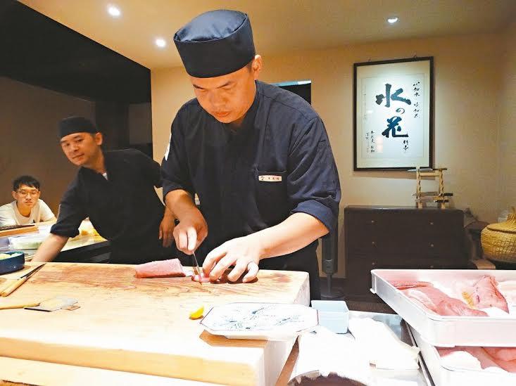日本料理的制作过程非常仔细，师父每一刀都经过深思熟虑。